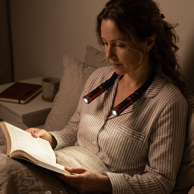 lampe de lecture a led livre mains liberte mouvement