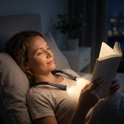 lampe de lecture cou faisceau directionnel femme heureuse passionnee roman
