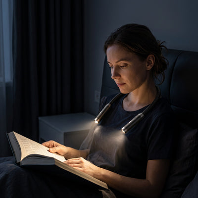 lampe de lecture de cou femme plongee univers roman