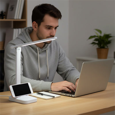 lampes de bureau eclairage blanc neutre homme reflechis travail ordinateur