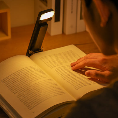 livre main passionne lampe lecture clipse