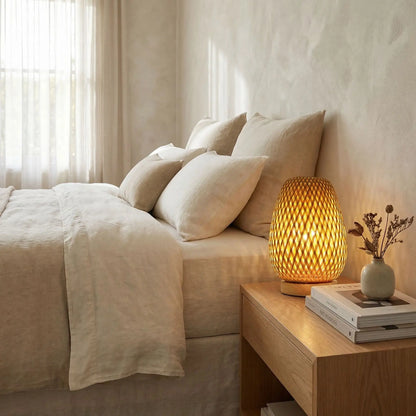 lumiere tamisee table chevet livres lampe a poser en rotin