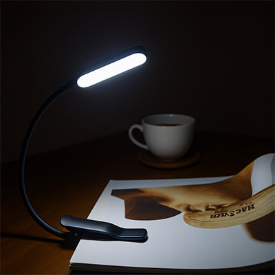 magazine tasse cafe bureau lumiere liseuse lampe