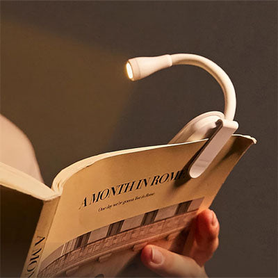 main livre eclairee lampe lire