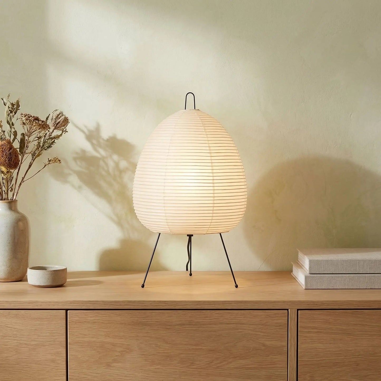 meuble bois livres fleurs sechees lumiere grande lampe a poser