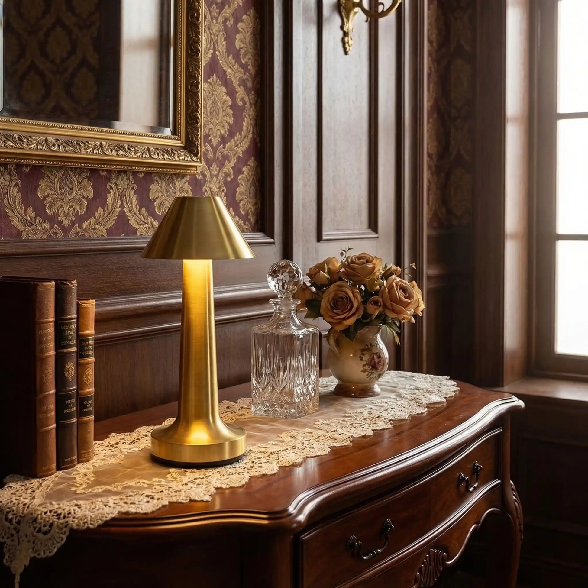 modele cone decoration luxe discrete lampe de chevet dore