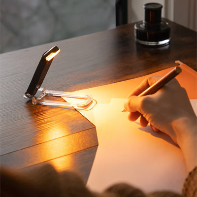 papier main stylo lumiere lampe lecture