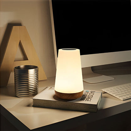 petit espace travail ordinateur bureau lampe de chevet