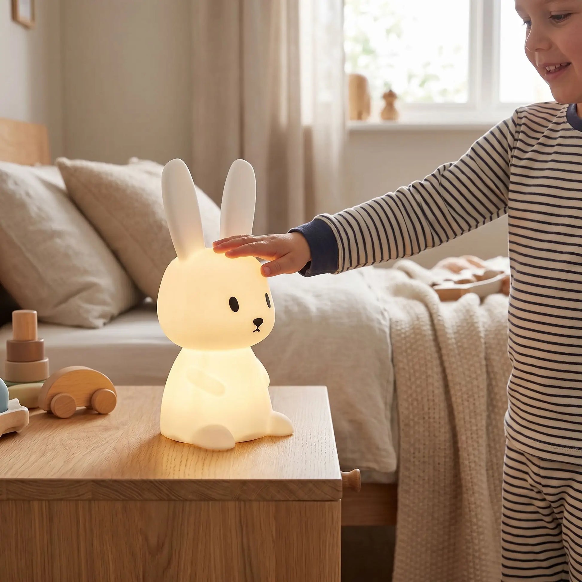 petit garcon change seul couleur amusement veilleuse lapin