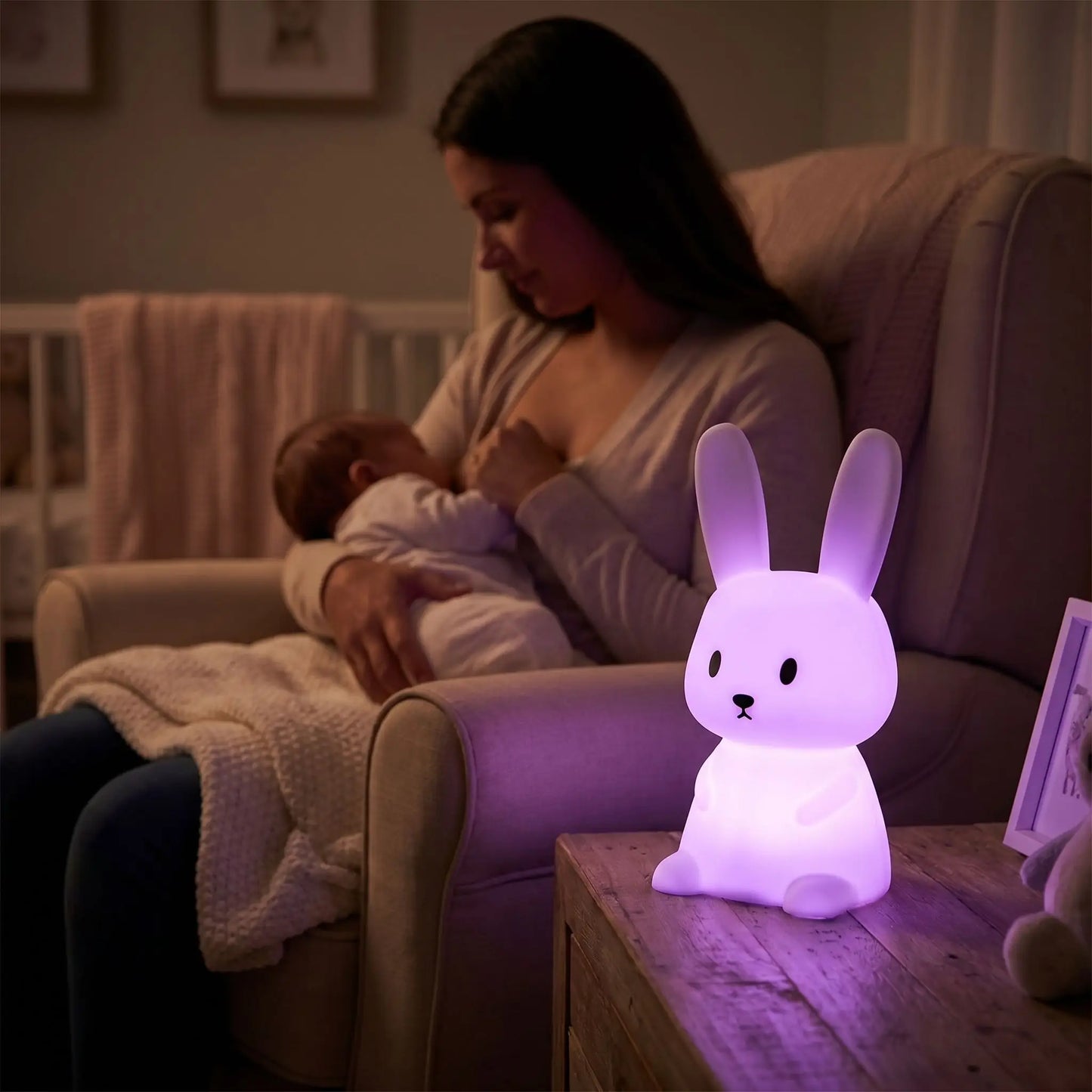 petit gardien lumineux maman allaite enfant cocon veilleuse lapin