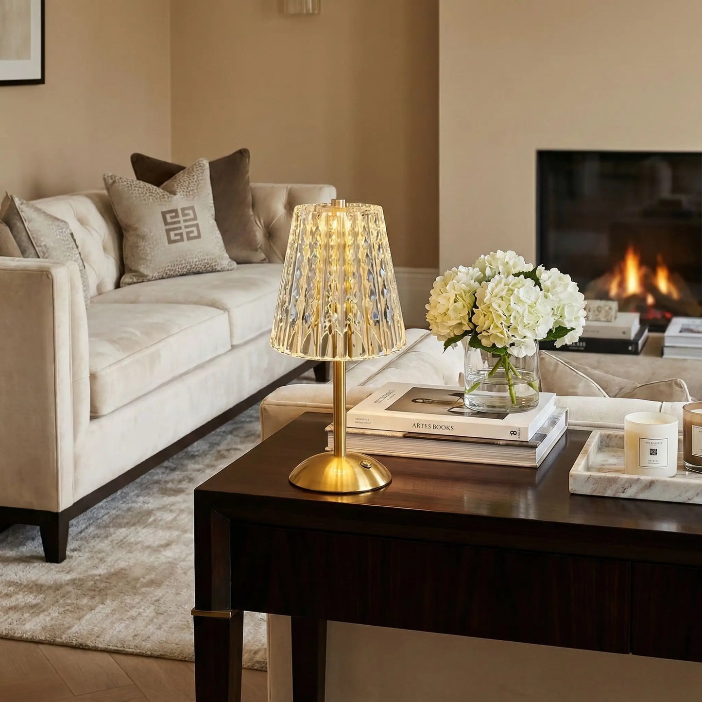 salon moderne livres table fleurs lampe haute a poser