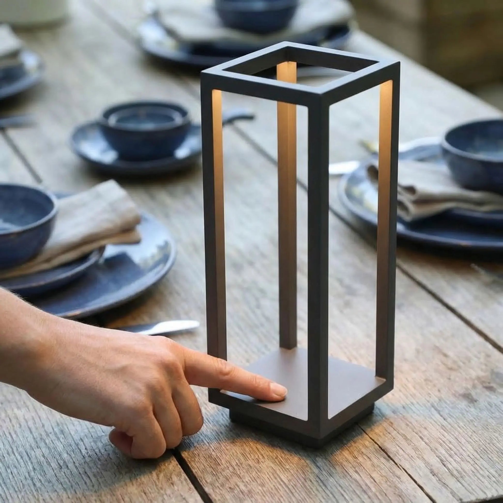 table bois couverts bleu doigt effleure lampe a poser noire