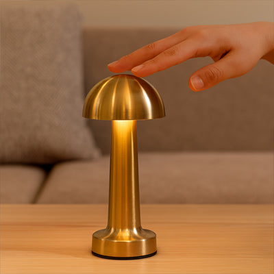 table bois lumiere tamisee doigt effleure lampe de chevet dore 