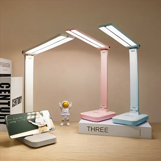 trois lampes de bureau eclairees espace travail coloris assorties